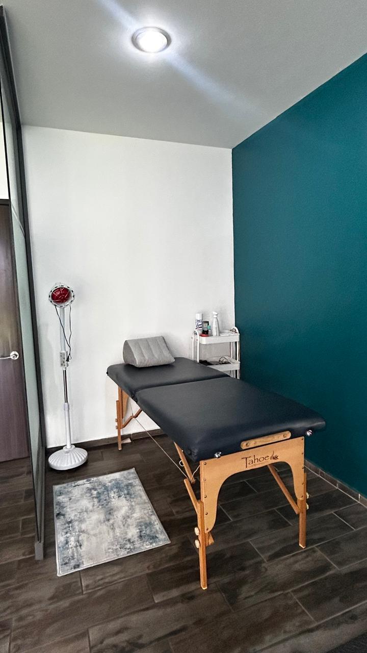 Sala de terapia con camilla profesional